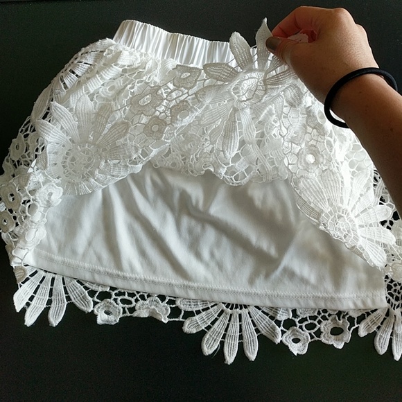 White lace skirt - Picture 3 of 3